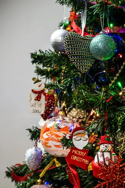 Close Vertical Belos Ornamentos Pendurados Árvore Natal — Fotografia de Stock