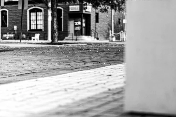 Uma Foto Tons Cinza Rua Embaçada Edifícios — Fotografia de Stock