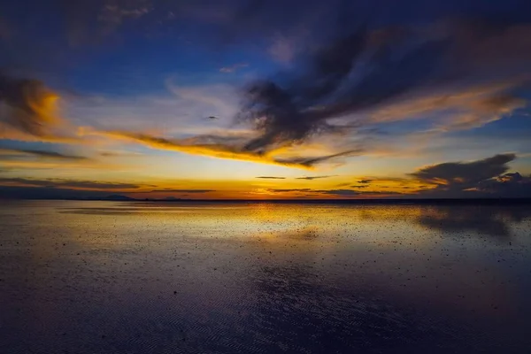 Denizin Üzerindeki Altın Gün Batımının Büyüleyici Görüntüsü — Stok fotoğraf