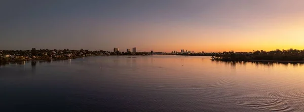 Una Toma Panorámica Puesta Sol Sobre Lago Silueta Ciudad — Foto de Stock