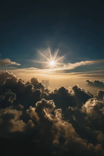 Chaotic Sea Clouds Sun Sinks Horizon — Stock Photo, Image