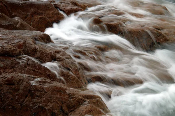 Zbliżenie Ujęcia Skał Wodospadu — Zdjęcie stockowe