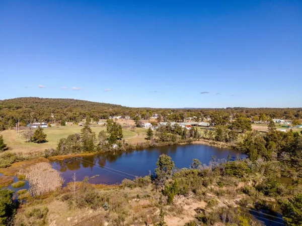 Letecký Pohled Město Emmaville Austrálii Obklopeno Stromy Pod Modrou Oblohou — Stock fotografie