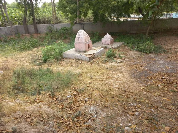 Antiguo Cementerio Con Hierba Creciendo — Foto de Stock