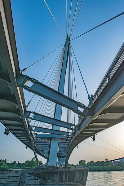 Una Toma Vertical Bajo Ángulo Del Puente Passerelle Des Deux — Foto de Stock