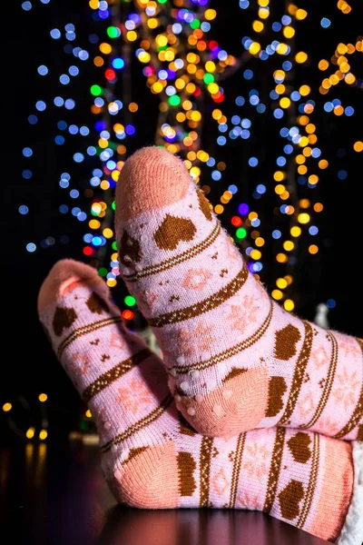 Las Piernas Invierno Calcetines Navidad Contra Las Luces Borrosas Fondo —  Fotos de Stock