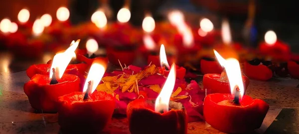 Closeup Shot Circular Burning Red Candles Petals Middle — Stock Photo, Image