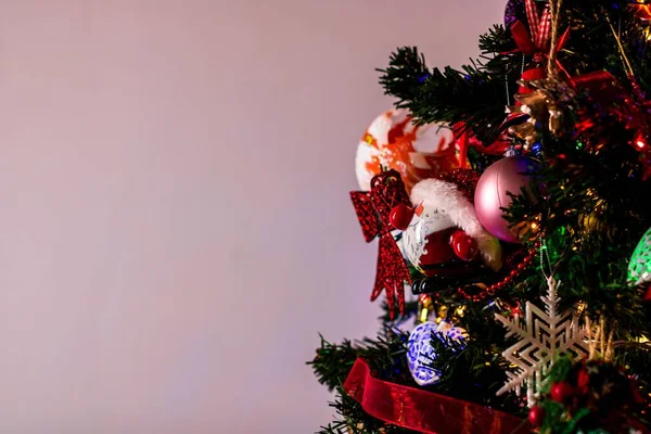 Belos Enfeites Natal Decorações Penduradas Uma Árvore Natal — Fotografia de Stock