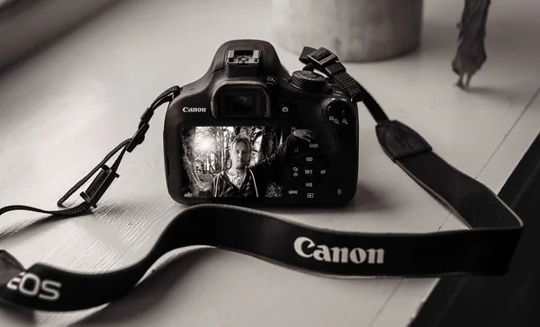 Man Binnen Canon Camera Zet Hand Buiten — Stockfoto