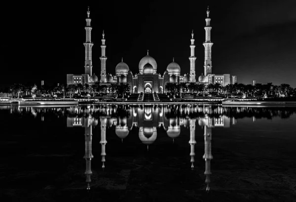シェイク ザイド グランド モスクはアブダビの水に反射した — ストック写真