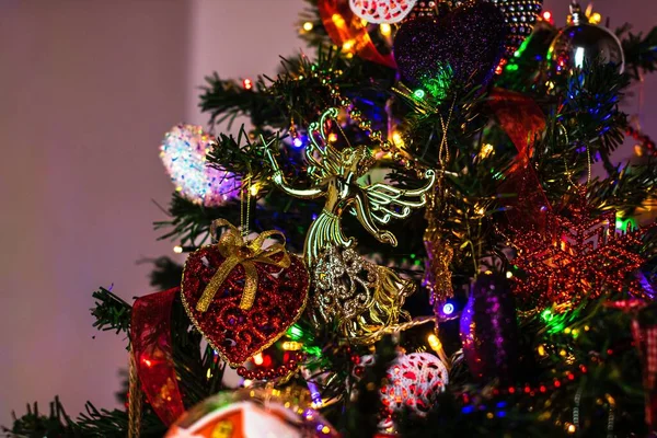 Eine Nahaufnahme Von Schönen Ornamenten Die Weihnachtsbaum Hängen — Stockfoto