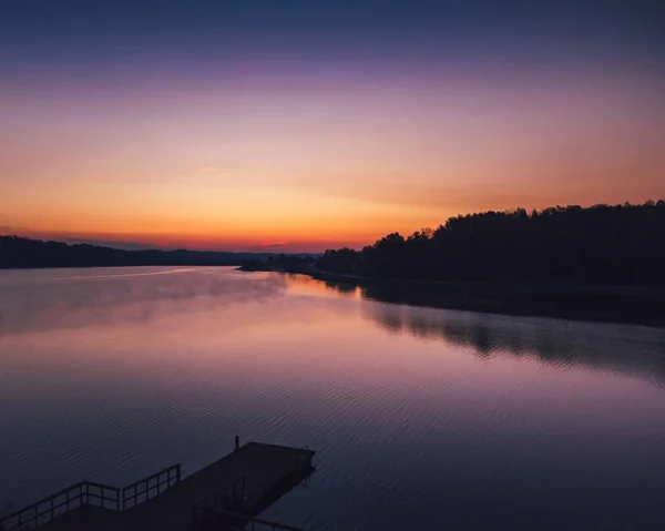 Uma Bela Vista Lago Calmo Cercado Por Árvores Pôr Sol — Fotografia de Stock