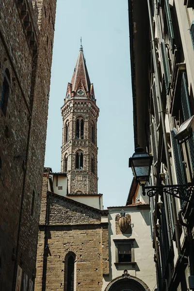 イタリアのフィレンツェにあるBadia Fiorentina修道院の垂直ショット — ストック写真