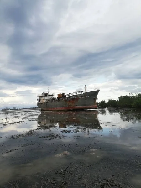 Vertical Shot Ship Wreck Reflected Muddy Lake Beautiful Sky Background — Stock Photo, Image