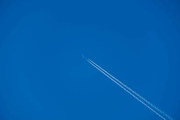 Aereo Contrail Contro Sfondo Cielo Blu Chiaro Con Copyspace Lasciando — Foto Stock