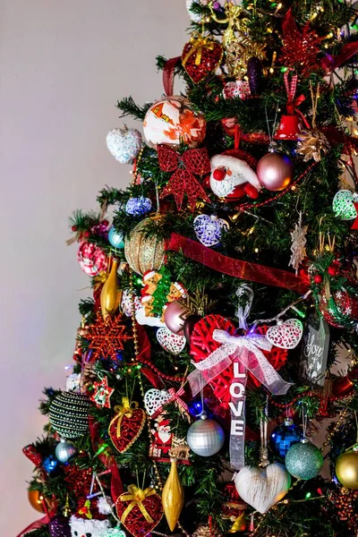 Όμορφα Χριστουγεννιάτικα Στολίδια Και Διακοσμήσεις Κρέμονται Ένα Χριστουγεννιάτικο Δέντρο — Φωτογραφία Αρχείου