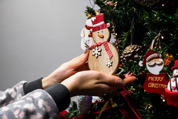 Eine Nahaufnahme Einer Frau Die Weihnachtsschmuck Und Schmuck Weihnachtsbaum Aufhängt — Stockfoto