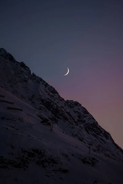 Вертикальний Знімок Снігового Схилу Місяця Вночі — стокове фото