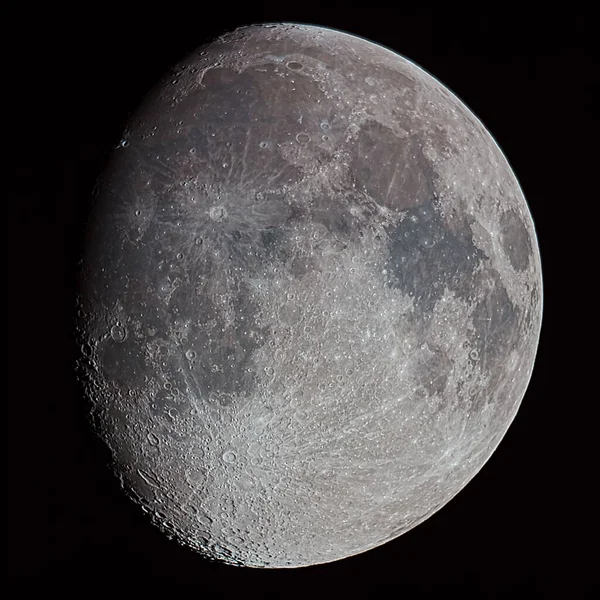 在漆黑的夜空中 一轮满月的特写 — 图库照片