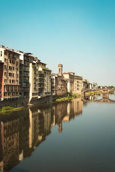 Tiro Vertical Rio Com Águas Calmas Refletindo Edifícios Florença Espanha — Fotografia de Stock