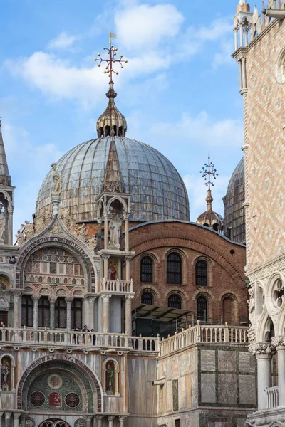 Вертикальный Снимок Собора Святого Марка Венеции Италия Солнечный День — стоковое фото
