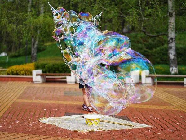 Umělec Vyrábějící Obrovské Mýdlové Bubliny Parku — Stock fotografie
