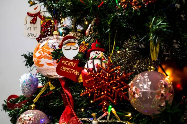 Gyönyörű Karácsonyi Díszek Díszek Lóg Egy Karácsonyfa — Stock Fotó