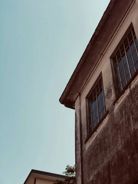 Nízký Úhel Pohledu Starou Budovu Zamřížovanými Okny — Stock fotografie