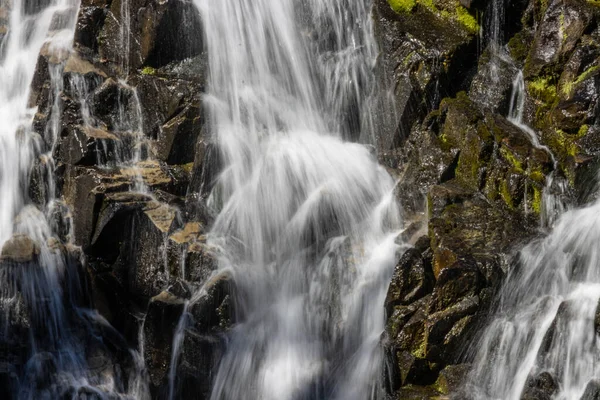 Longa Exposição Cachoeiras Que Fluem Através Das Rochas — Fotografia de Stock