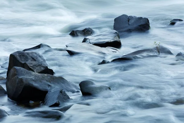 Ένα Κοντινό Πλάνο Του Νερού Που Ρέει Μέσα Από Βράχους — Φωτογραφία Αρχείου
