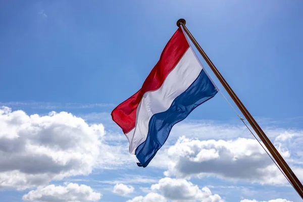 Chmury Błękitne Niebo Oprawiające Tricolor Holenderskiej Flagi Narodowej Wiejące Silnym — Zdjęcie stockowe