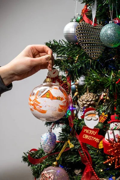 Hombre Colgando Adornos Navidad Decoraciones Árbol Navidad — Foto de Stock