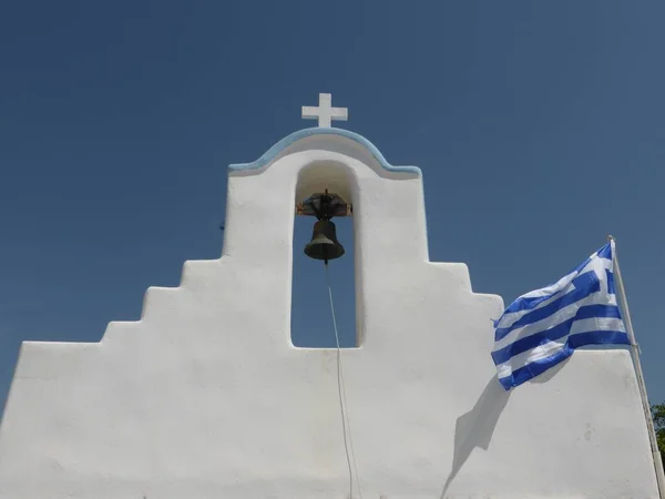Witte Griekse Kerk Met Wit Kruis Klok Met Griekse Vlag — Stockfoto