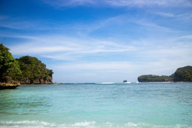 Tropikal doğayla çevrili cennet gibi bir deniz manzarası.