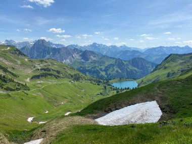 Alman Alplerinde büyüleyici bir dağ manzarası
