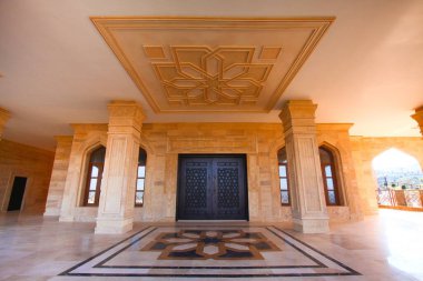 Sütunları ve oyulmuş detayları olan güzel bir cami.