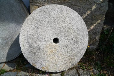 Bahçedeki büyük bir değirmen taşına yakın çekim.