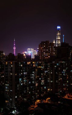 Şangay, Çin 'deki güzel gece lambaları ve gökdelenlerin dikey çekimi.