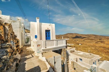 Beyazlatılmış evleri olan bir manzara ve geleneksel Chora köyü Serifos adası, Kiklad adası, Yunanistan