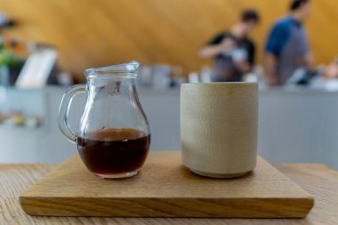 Bardaktaki filtre kahvenin seçici odak noktası