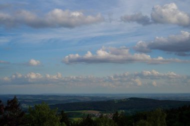 Dağlardaki şehrin üstündeki bulutların havadan manzarası.