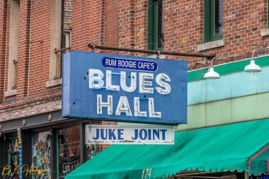 Blues Hall afişinin yakın plan bir resmi duvarda asılı.