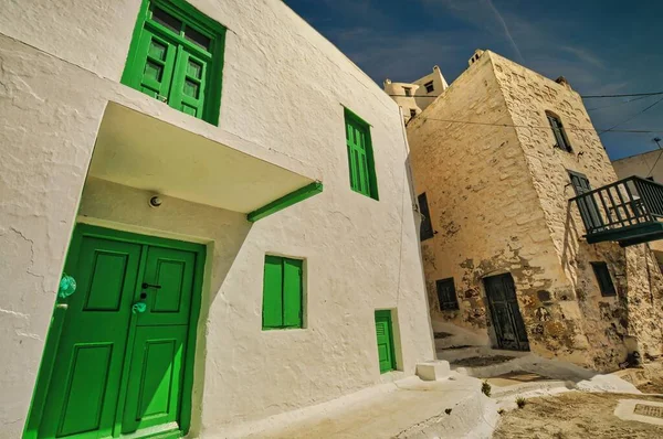希腊塞里福斯岛Chora村一座粉刷过的绿色门窗建筑 — 图库照片