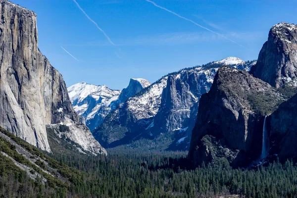 Uma Vista Hipnotizante Uma Bela Paisagem Montanhosa Parque Nacional Yosemite — Fotografia de Stock