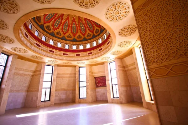 Piękne Wnętrze Meczetu Tradycyjnymi Rzeźbami Kopułą — Zdjęcie stockowe