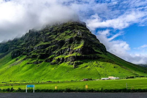 アイスランドの緑の岩山の魅惑的な景色 — ストック写真