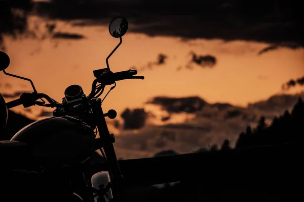 Piękne Ujęcie Motocykla Zaparkowanego Polu Pod Chmurami Podczas Zachodu Słońca — Zdjęcie stockowe