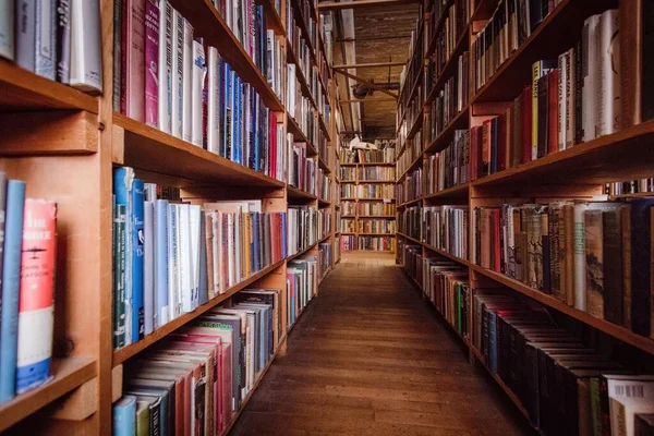 図書館内の古い書棚の閉鎖 — ストック写真