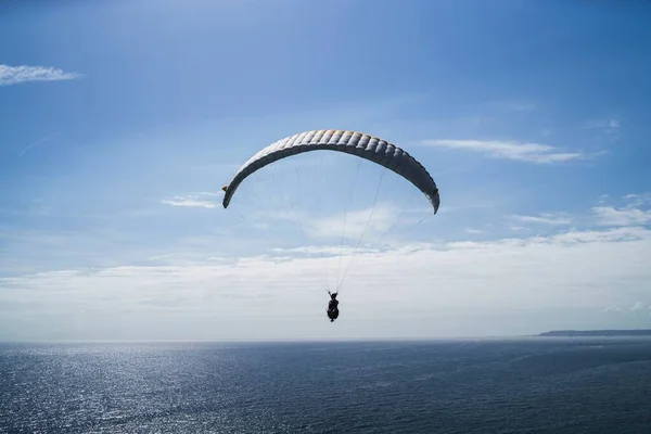 Scenic View Man Paragliding Sport Parachute Big Blue Sea — Stock Photo, Image