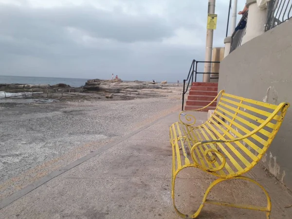 Gros Plan Banc Jaune Avec Vue Sur Mer — Photo